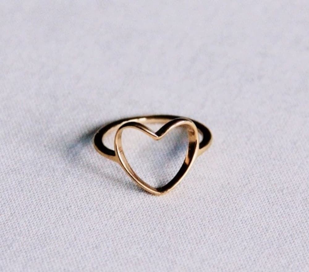 Anillo de acero con corazon abierto dorado - Imagen 1
