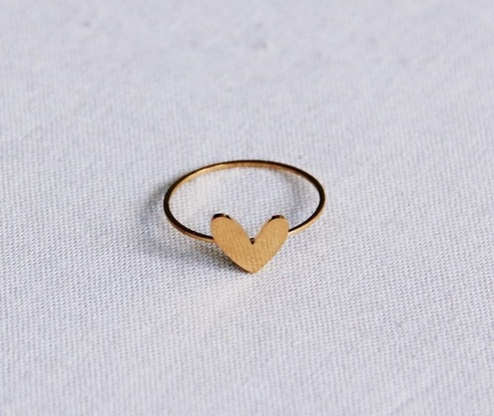 Anillo minimalista en acero inoxidable con corazon en dorado - Imagen 1