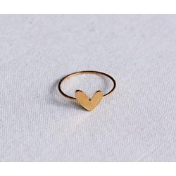 Anillo minimalista en acero inoxidable con corazon en dorado - Imagen 1