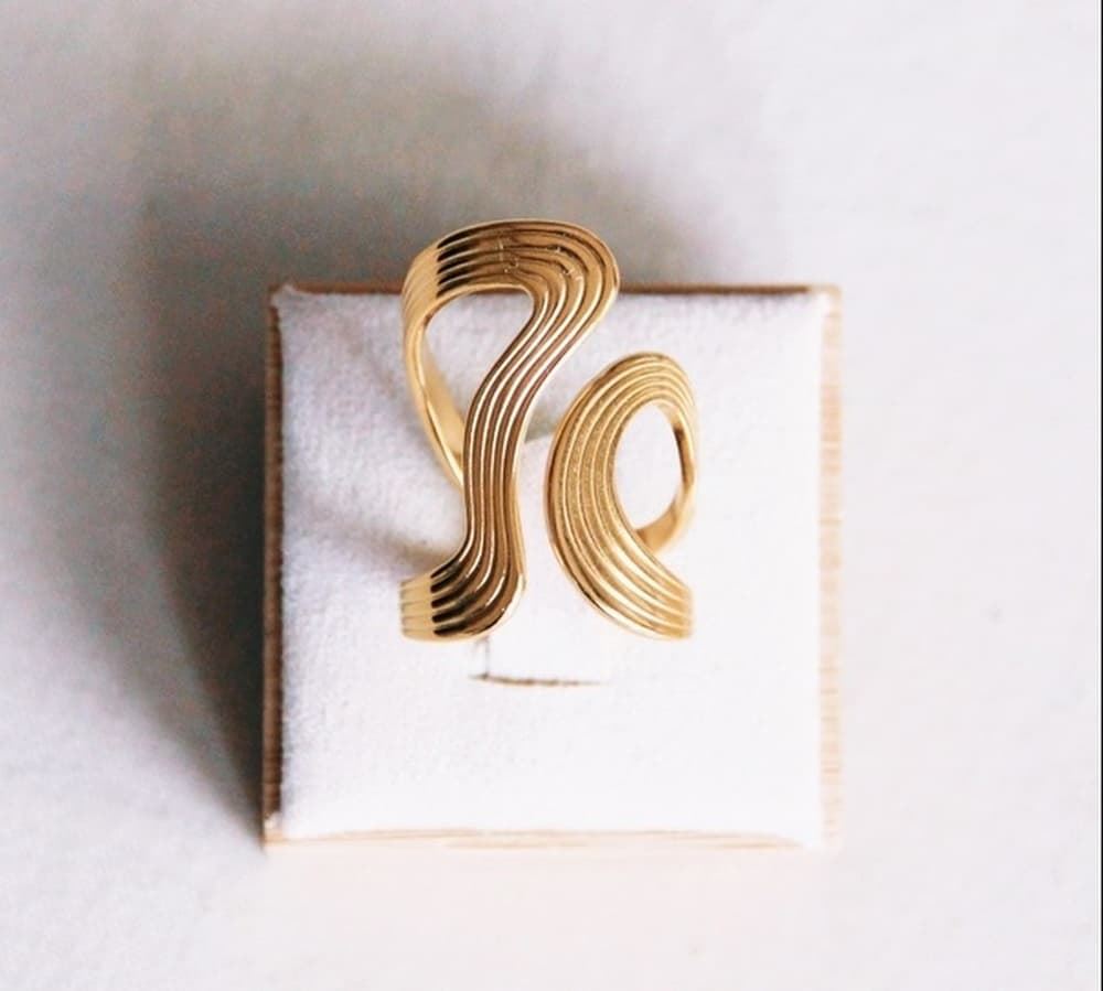 Anillo XL Retro con rayas en tono dorado - Imagen 3