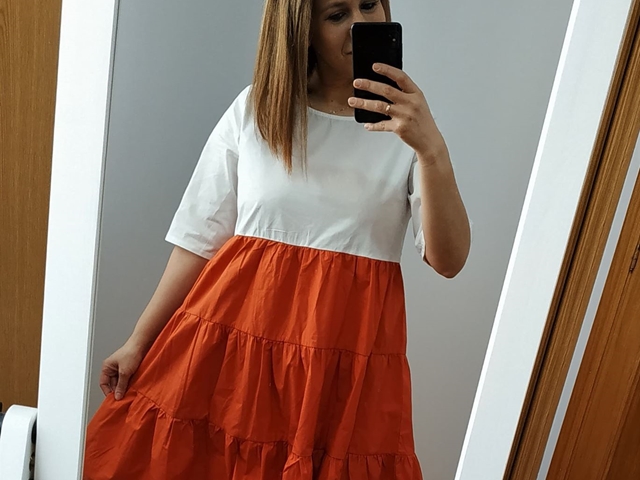 Vestido evasé bicolor y deportivas blancas