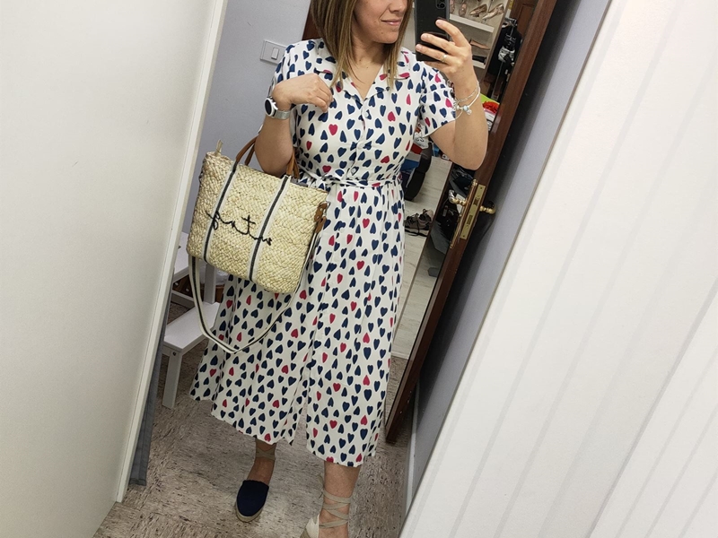 Vestido midi con estampado de corazones