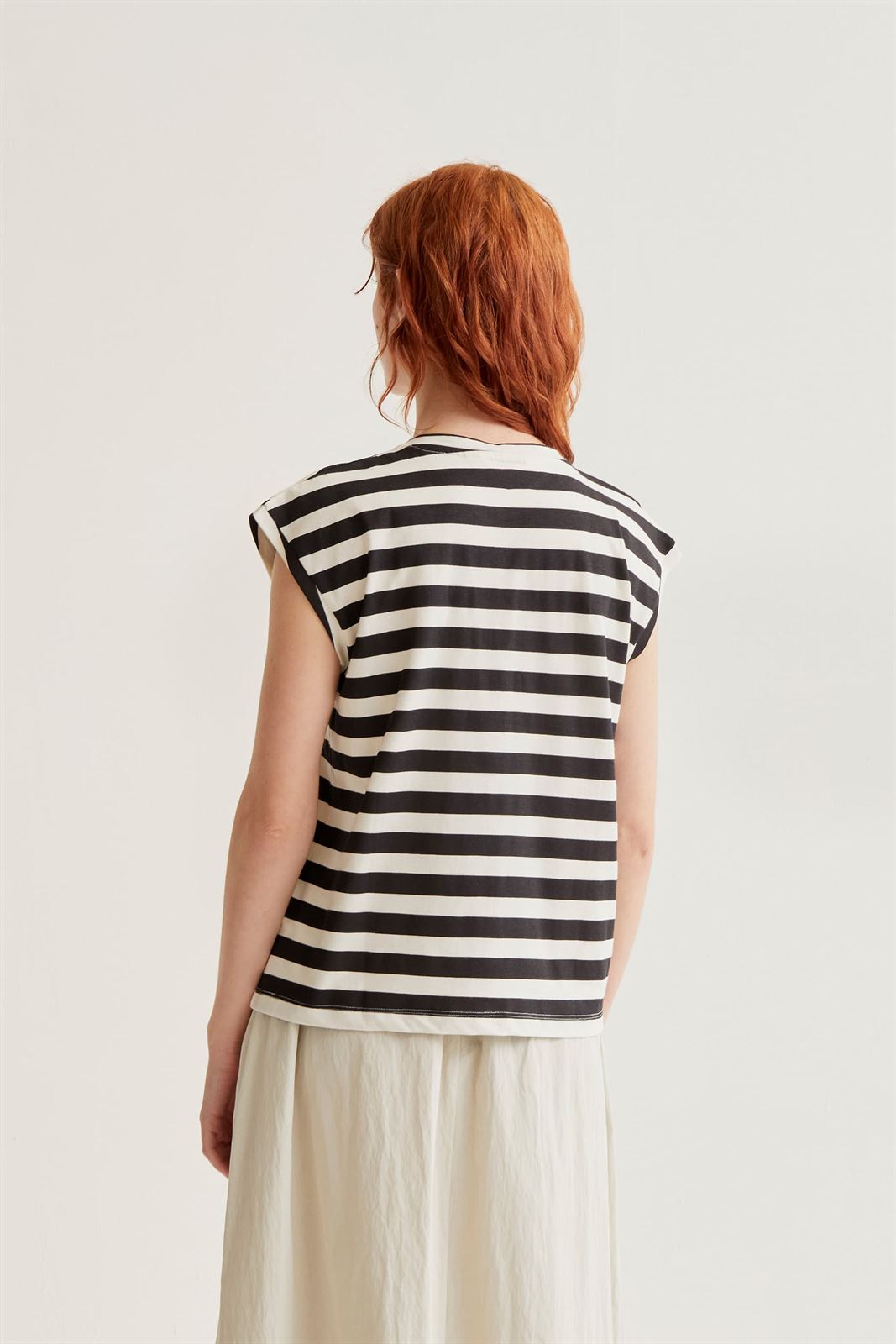 Compañía Fantástica_ Camiseta rayas negra bordado tulipán - Imagen 2