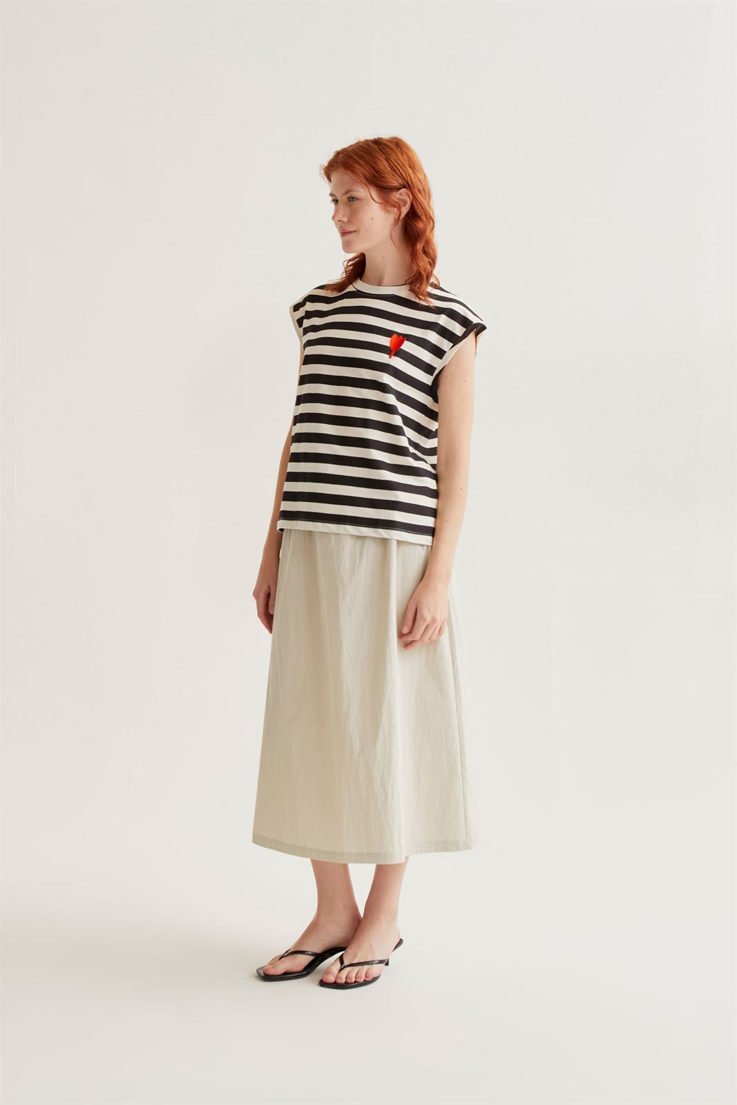 Compañía Fantástica_ Camiseta rayas negra bordado tulipán - Imagen 4