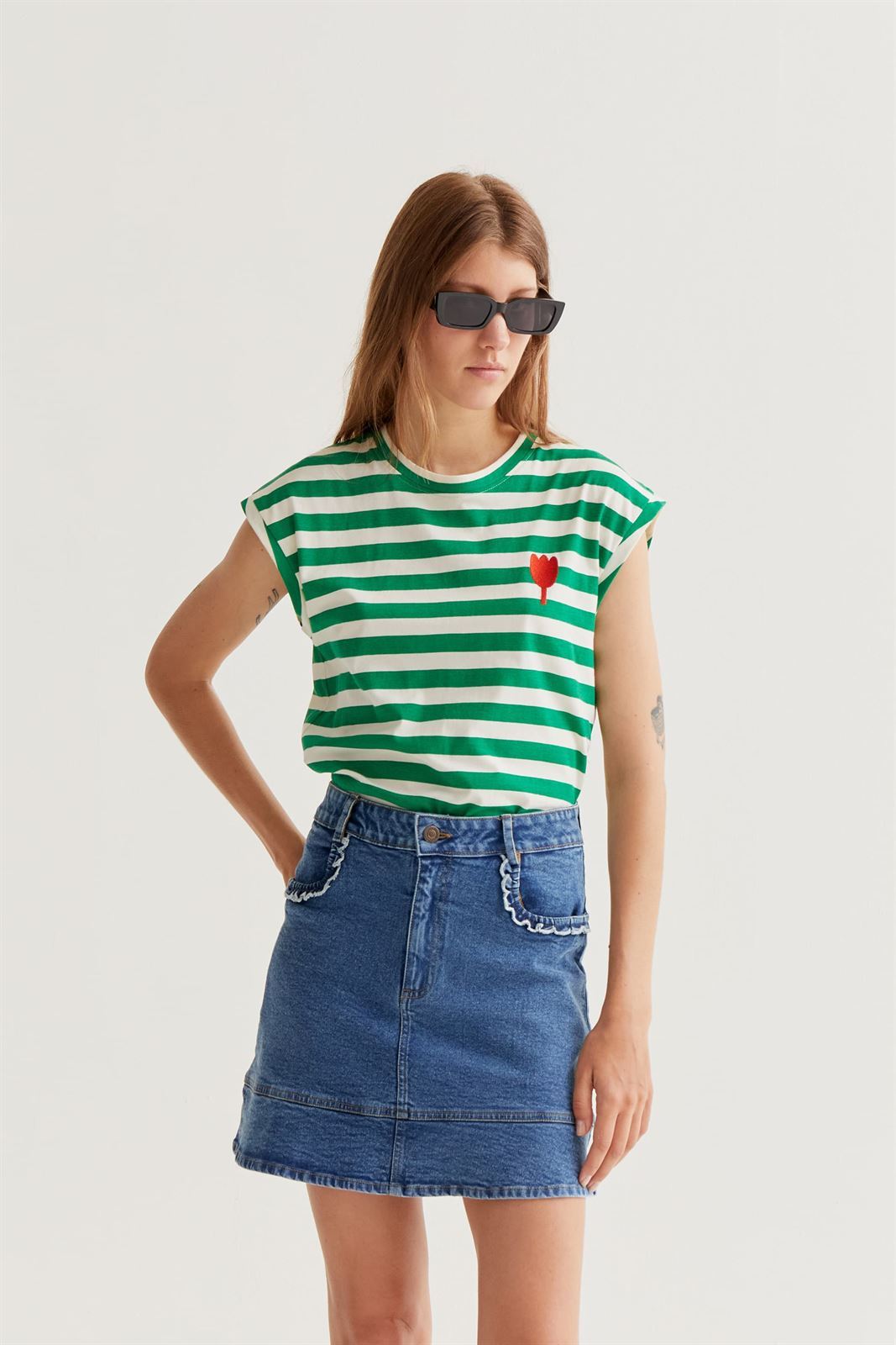 Compañía Fantástica_ Camiseta rayas verde tulipan bordado - Imagen 1