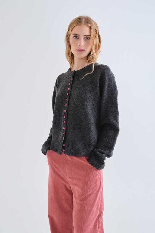 Compañía Fantástica_ Cardigan gris oscuro botones rosa - Imagen 1