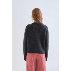 Compañía Fantástica_ Cardigan gris oscuro botones rosa - Imagen 2