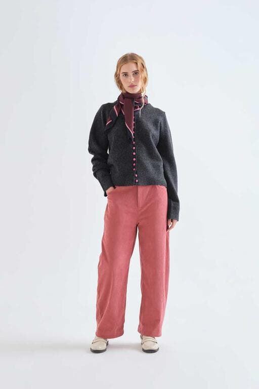 Compañía Fantástica_ Cardigan gris oscuro botones rosa - Imagen 4