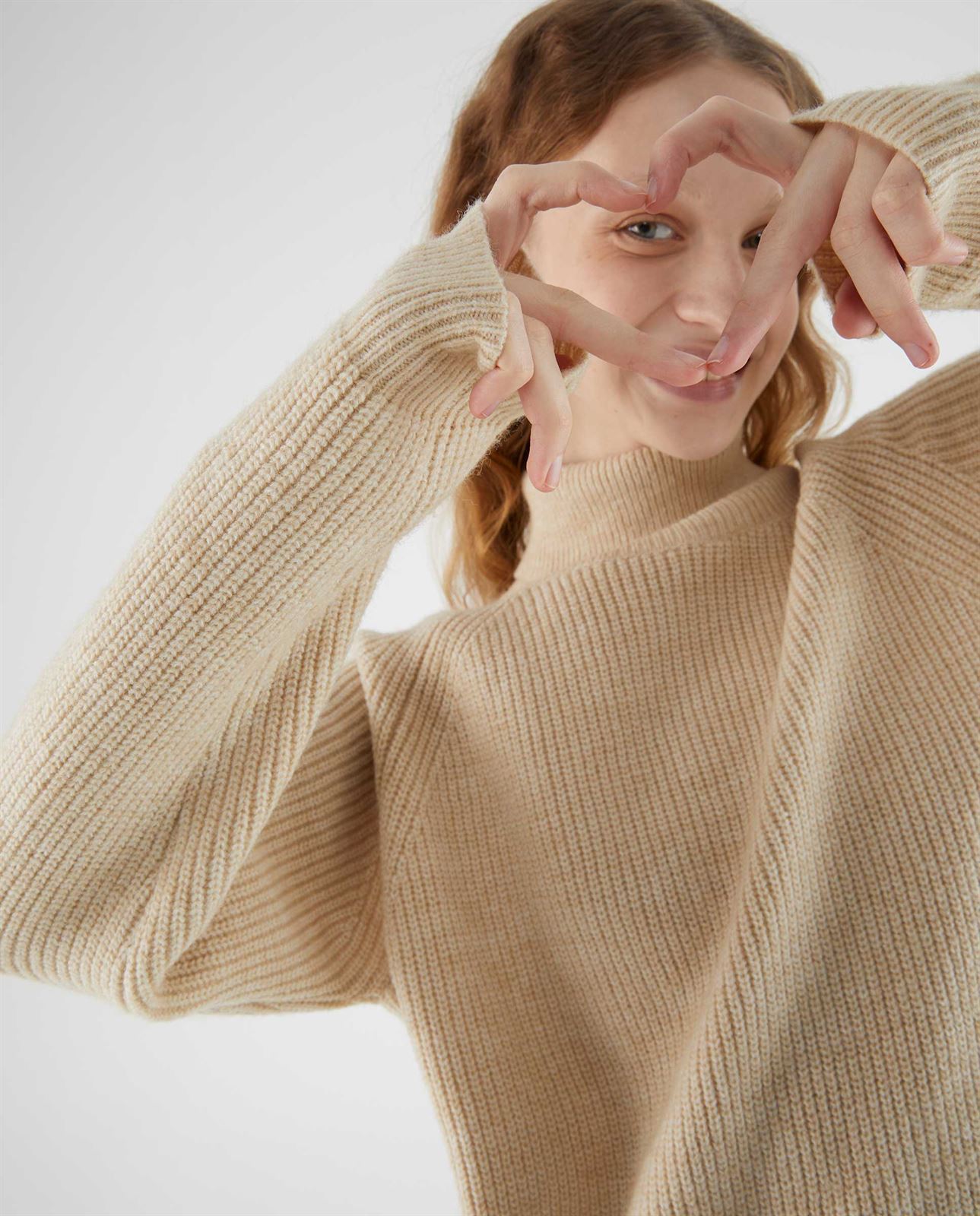 Compañía Fantástica_ Vestido de punto con cuello vuelto beige - Imagen 3