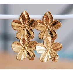 Pendientes de acero inoxidable con dos flores en dorado - Imagen 1