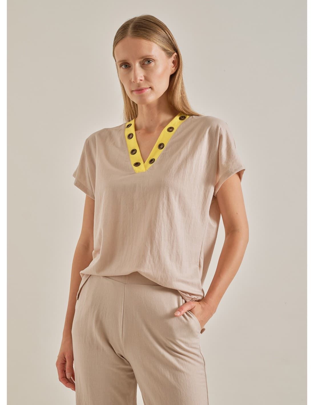 Scorzzo_ Camiseta beige con detalles en amarillo - Imagen 1