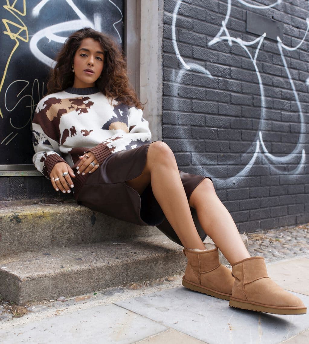 UGG_ Bota classic Mini II Chestnut - Imagen 3