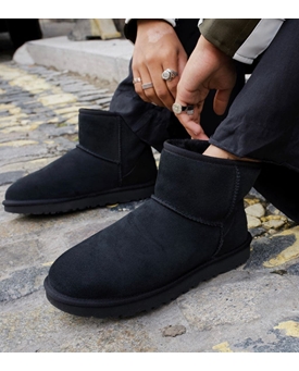 UGG_ Bota Classic Mini II negra - Imagen 2