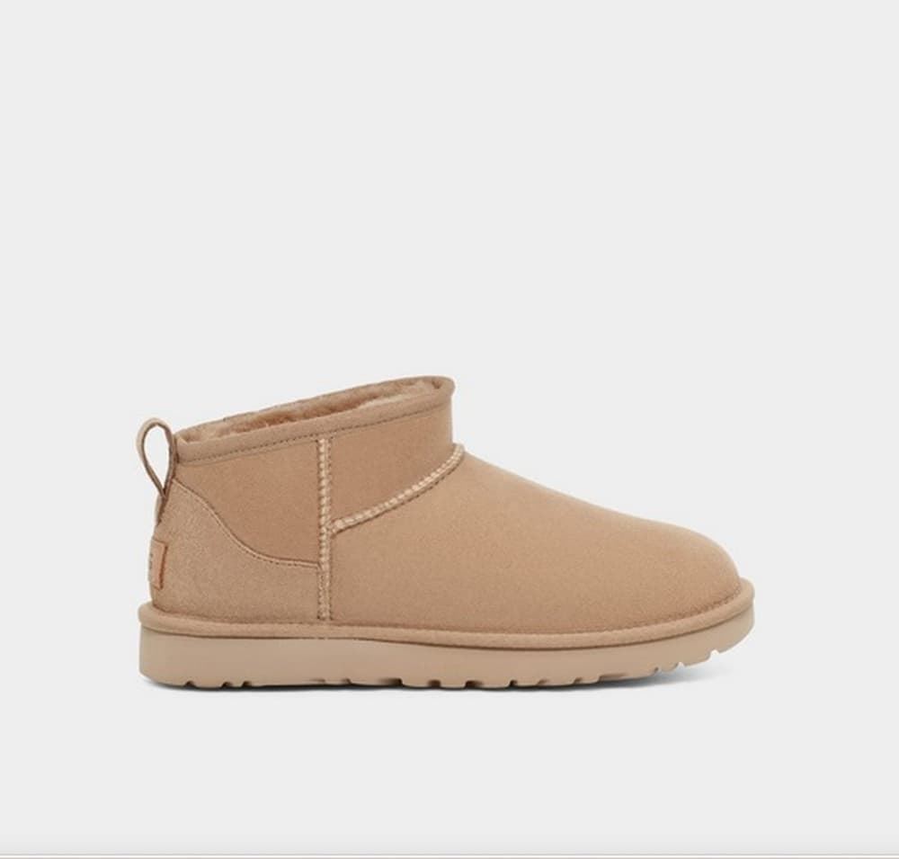 UGG_ Bota W Classic Ultra Mini sand - Imagen 1