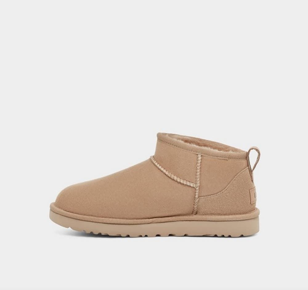 UGG_ Bota W Classic Ultra Mini sand - Imagen 3