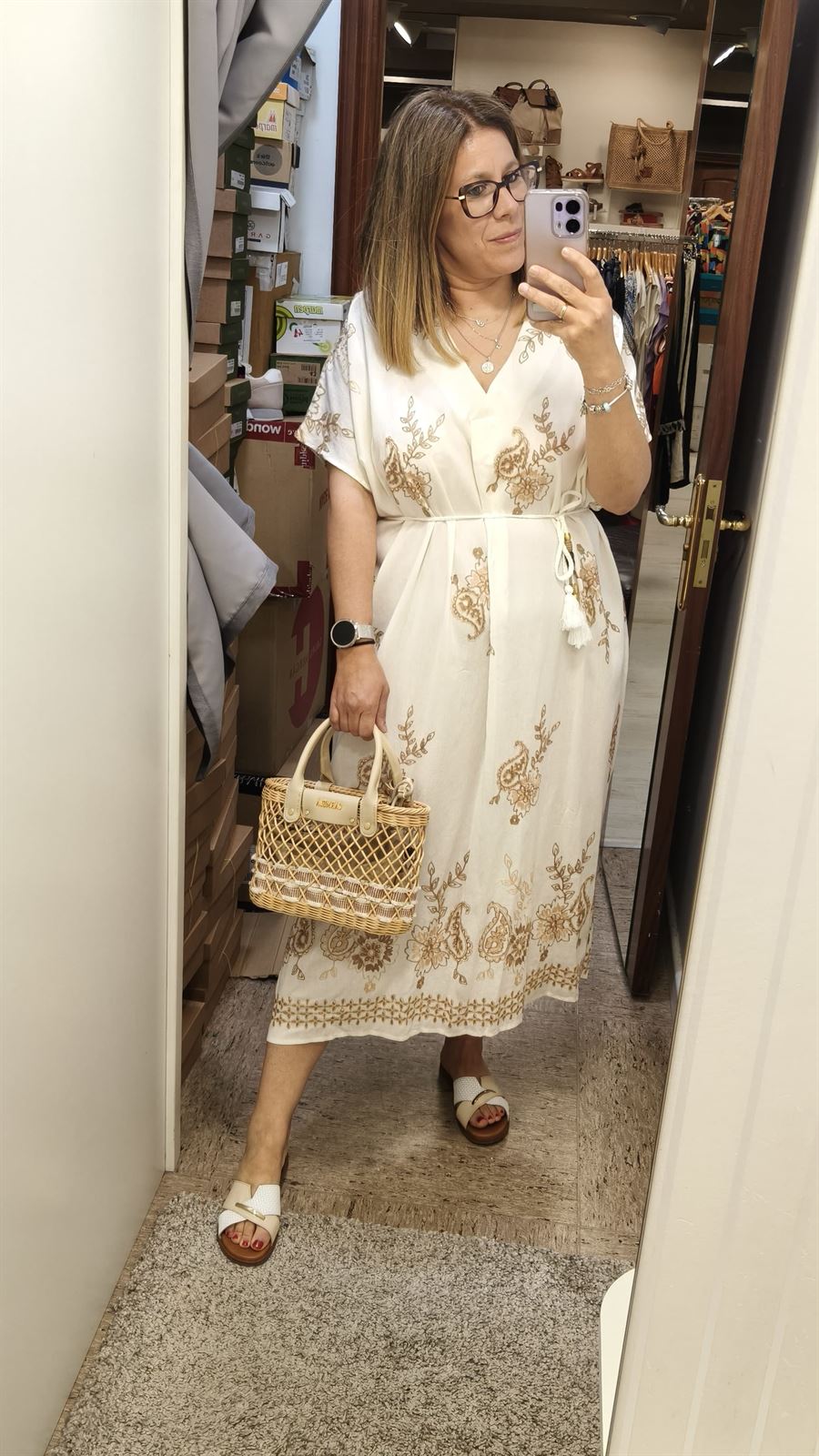 Vestido midi en beige con bordados - Imagen 1