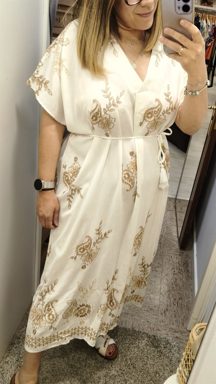 Vestido midi en beige con bordados - Imagen 2